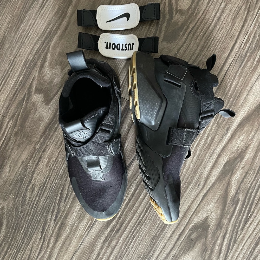 Women’s Air Huarache City 'Black Gum'- Size 9